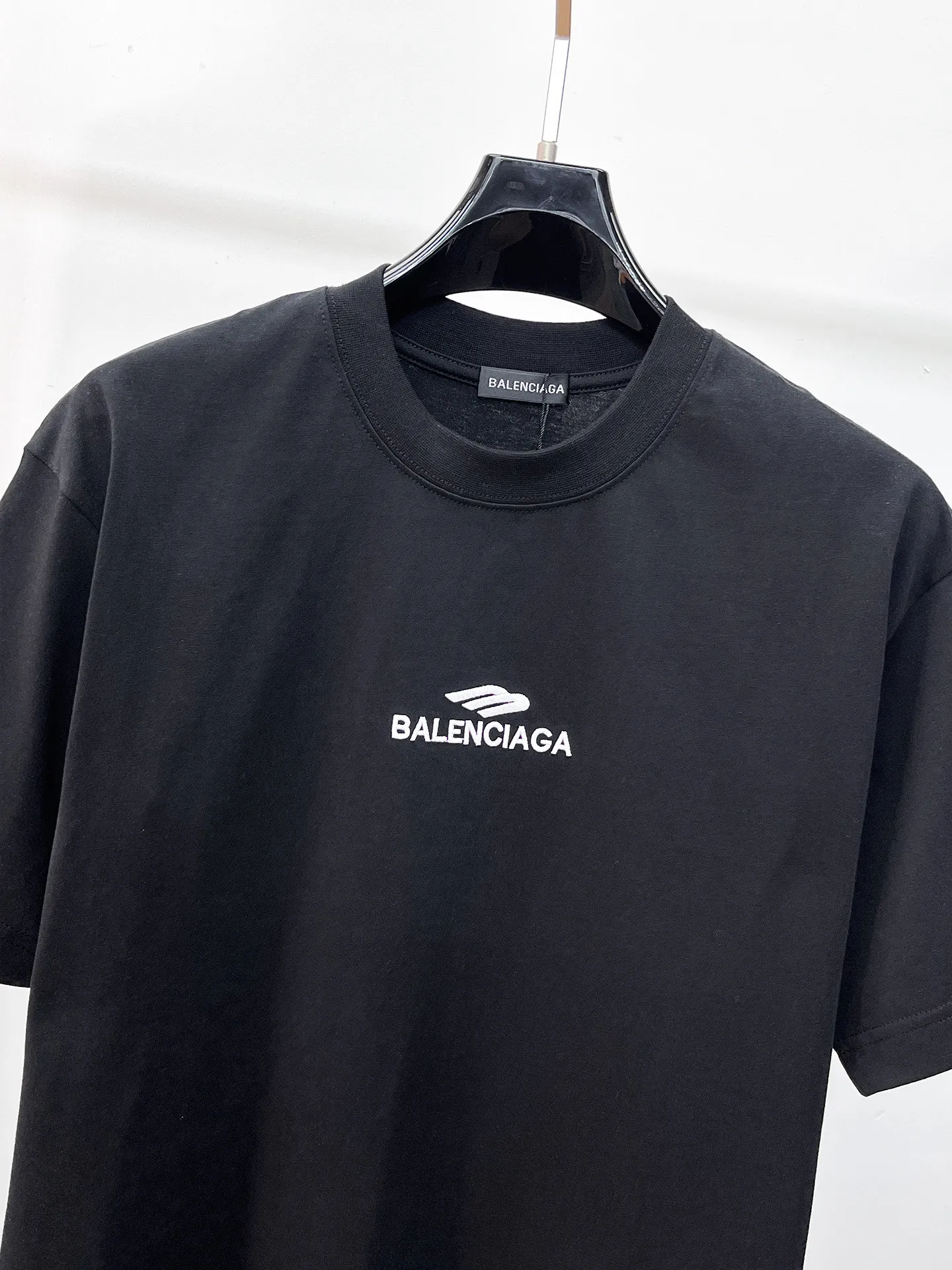 Balenciaga's high-end top-quality products 🐮2026 Spring and Summer New Arrival first counter, the latest New Arrival short-sleeved round neck T-shirt, Premium customized design, avant-garde and fashionable! Brand logo heavy craftsmanship design Premium customized 260g fabric. Soft to the touch. Comfortable to wear. Counter-level exquisite stitching. Fine workmanship. The upper body effect is incomparably handsome! A must-have item for men and women with the same style! Sizes: S~XXL When placing an order, please state your height and weight. The maximum wearing size is 210 pounds (one size larger)